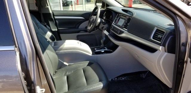 8411-toyota-highlander-2015-