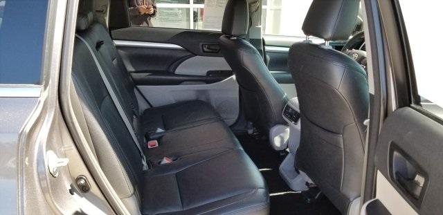 8412-toyota-highlander-2015-
