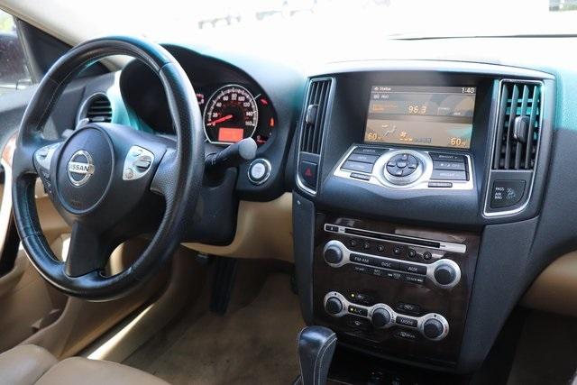 842-nissan-maxima-2011-16211
