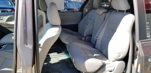 8506-toyota-sienna-2015-5328