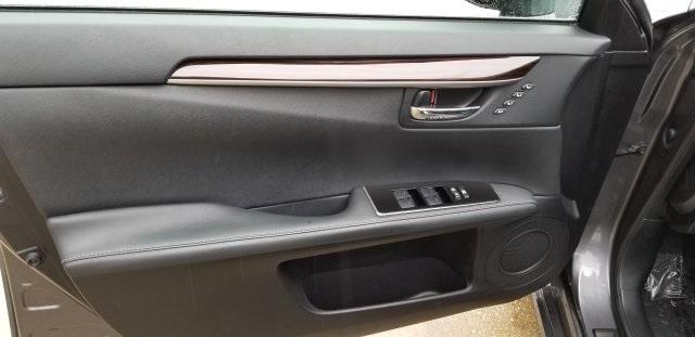 8976-lexus-es-2016-9000