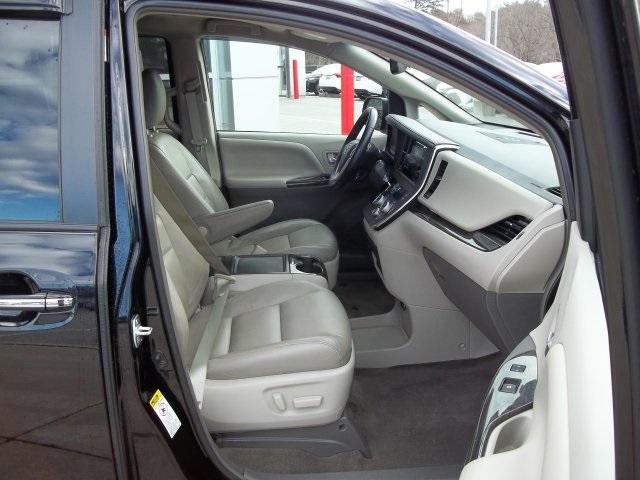 9011-toyota-sienna-2016-5328