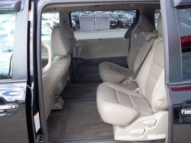 9016-toyota-sienna-2016-5328