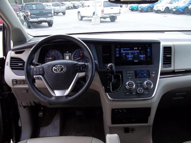 9018-toyota-sienna-2016-5328