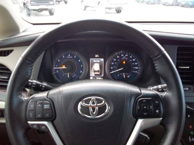 9019-toyota-sienna-2016-5328